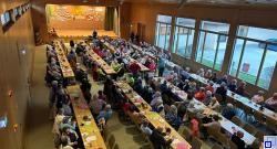 Blick in die Festhalle auf die gefüllten Plätze