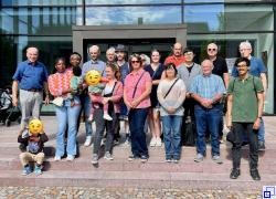 Gruppenbild vor dem Rathauseingang